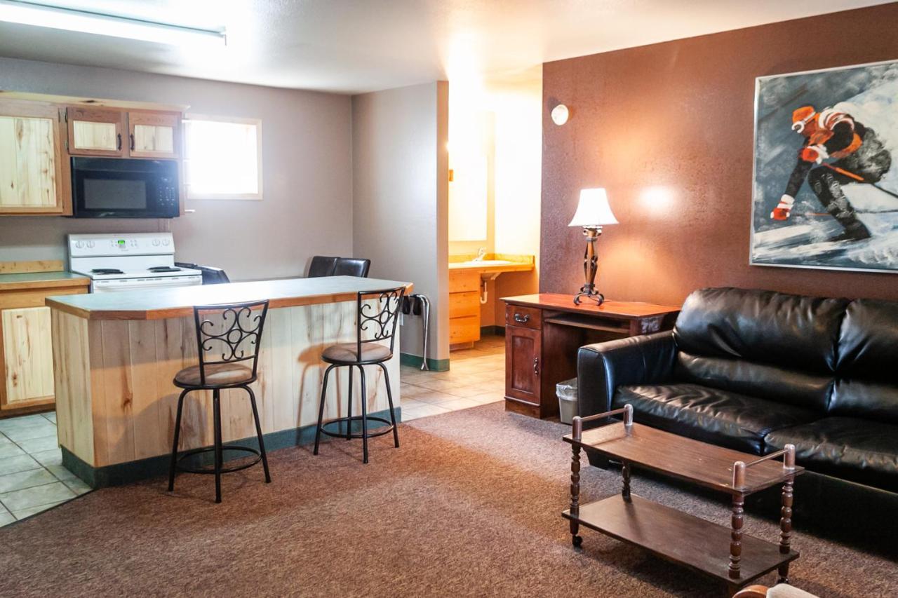 Circle R Motel East Glacier Park Village Екстериор снимка