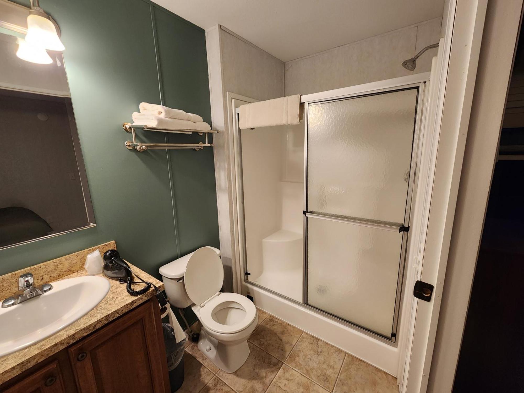 Circle R Motel East Glacier Park Village Екстериор снимка
