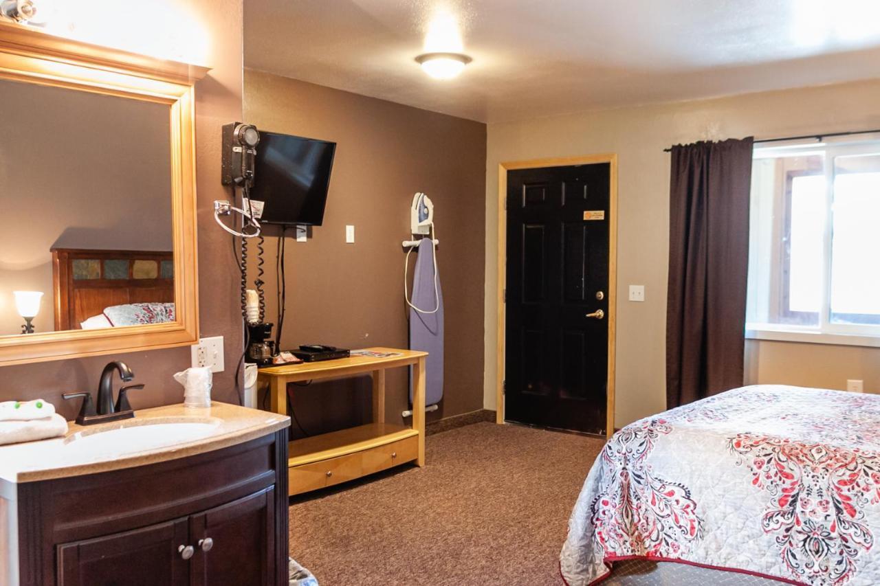 Circle R Motel East Glacier Park Village Екстериор снимка