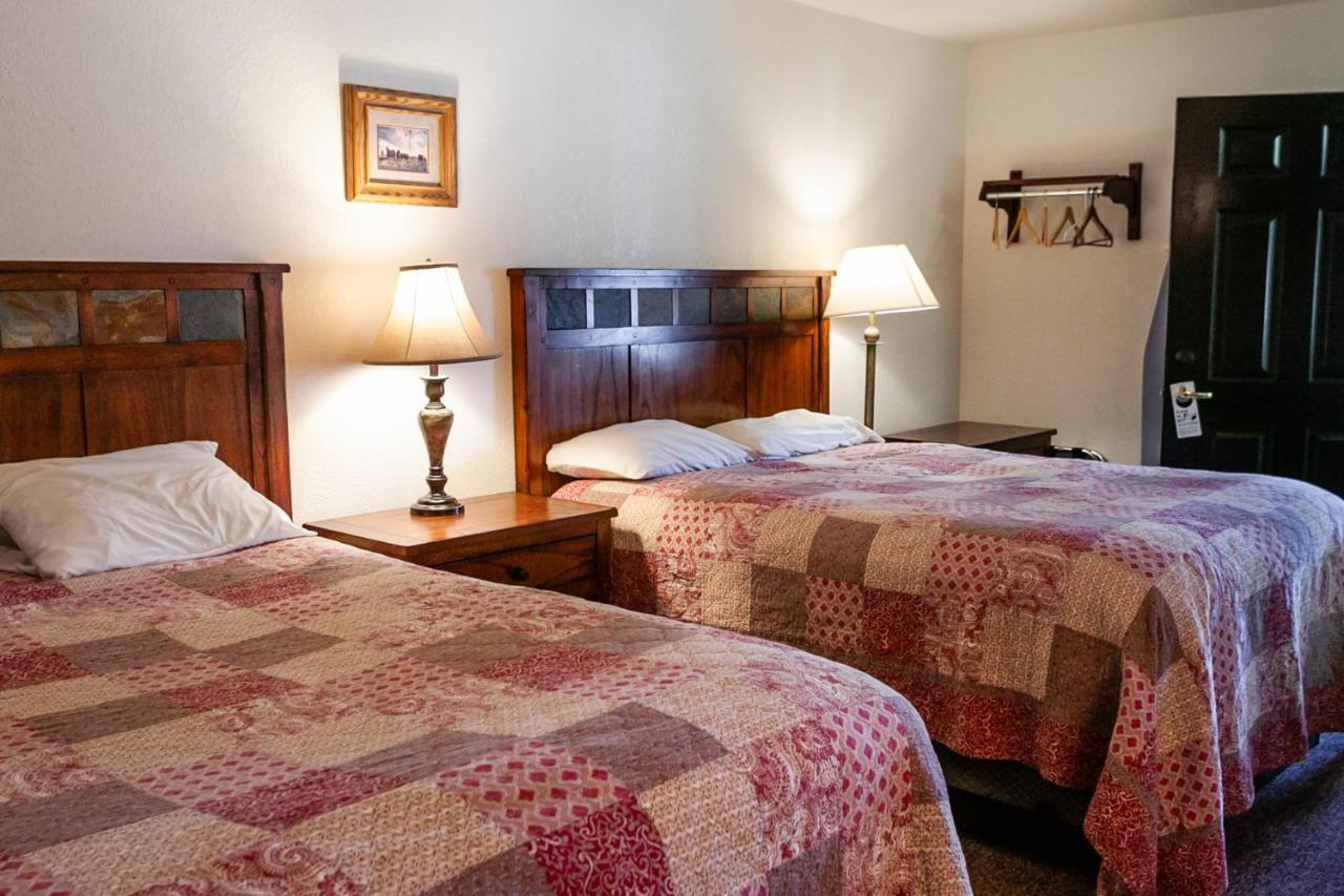 Circle R Motel East Glacier Park Village Стая снимка