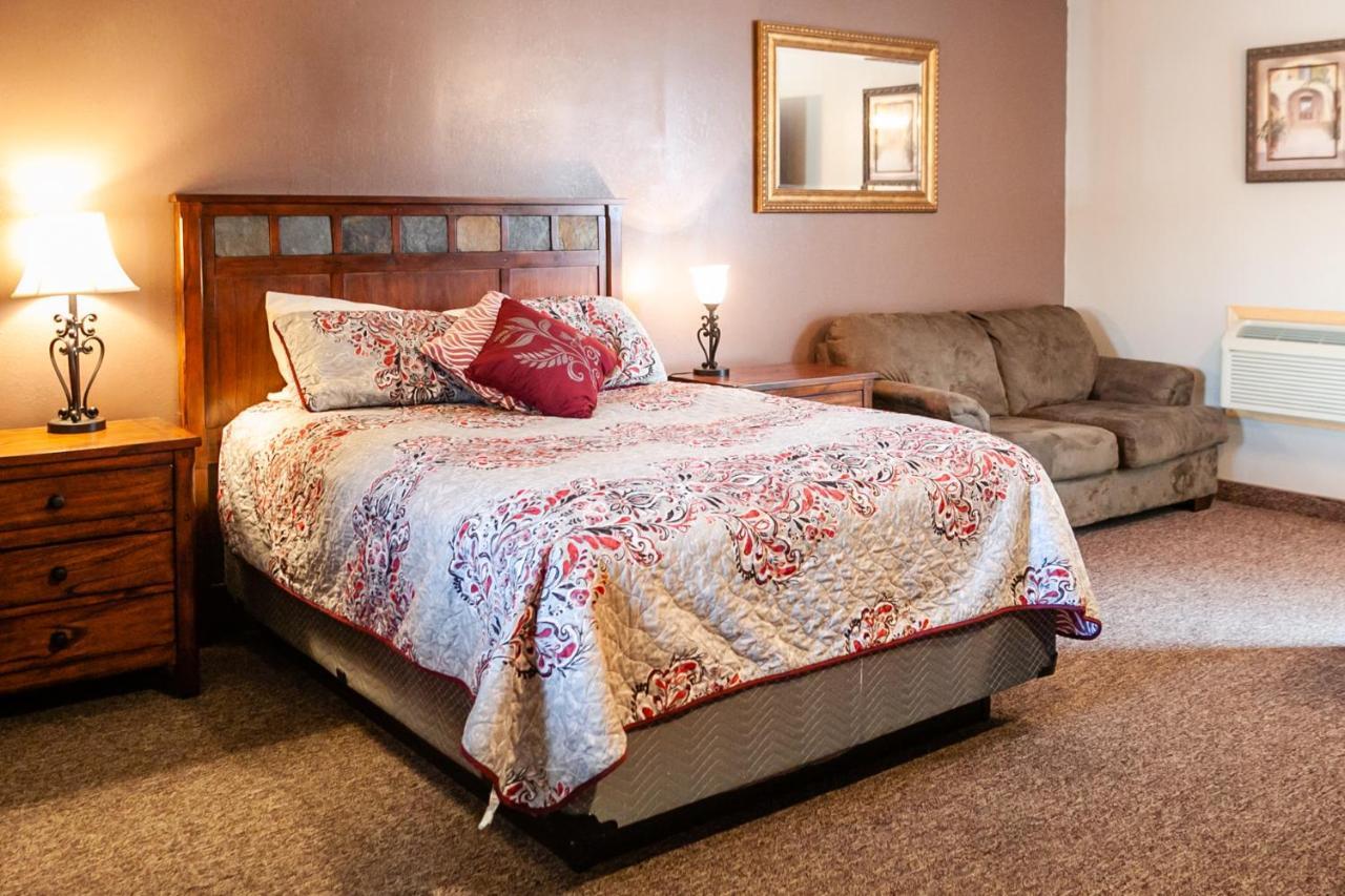 Circle R Motel East Glacier Park Village Стая снимка